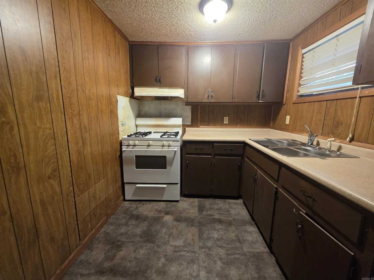 804 1/2 W 45th St - Photo 7 of 15