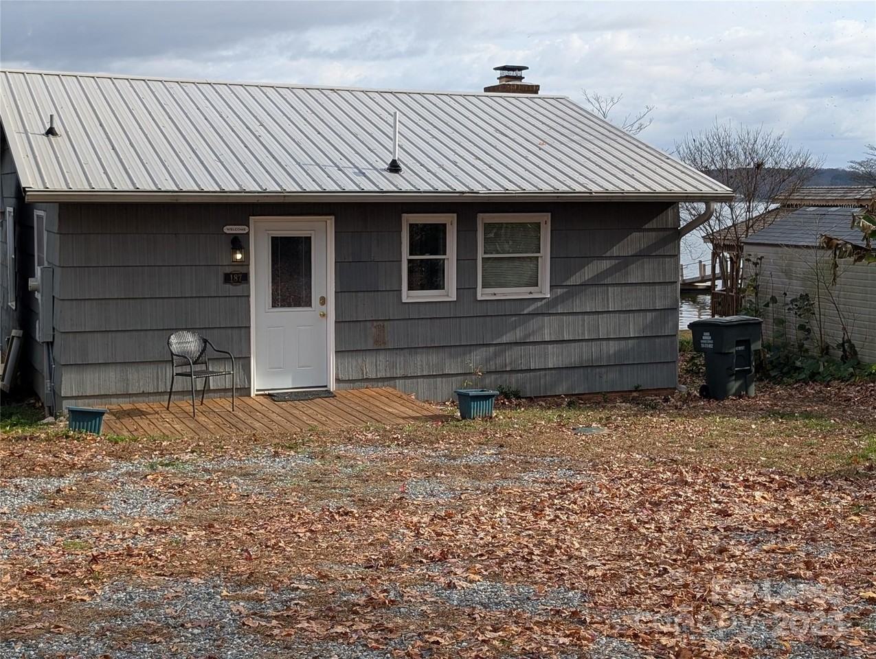 187 Commodore Loop - Photo 3 of 17