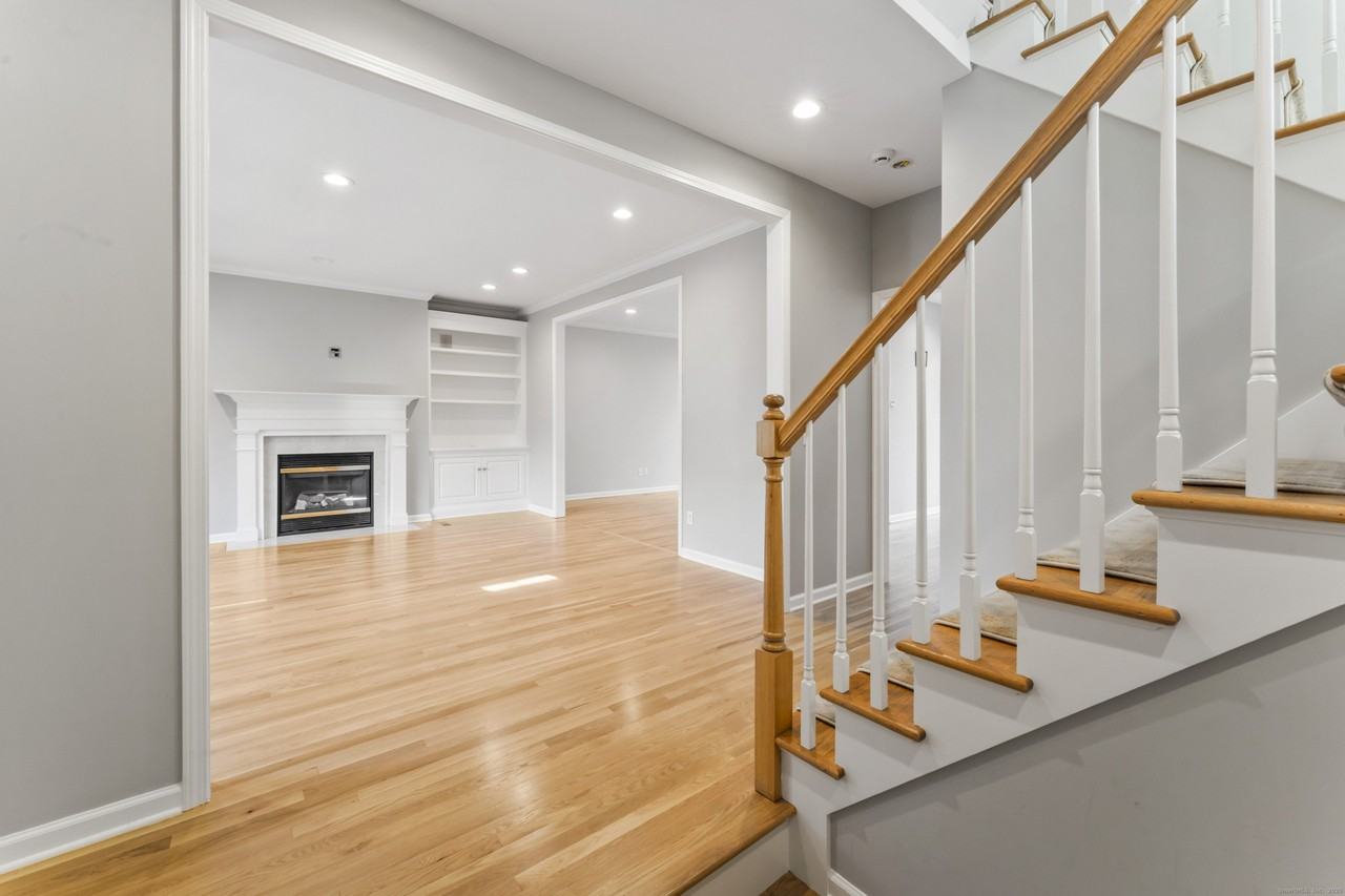 4 Woods Way - Photo 7 of 39