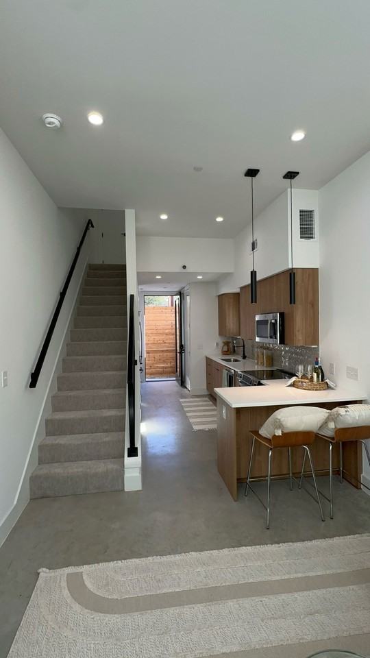 2702 N Carroll Ave - Photo 2 of 8