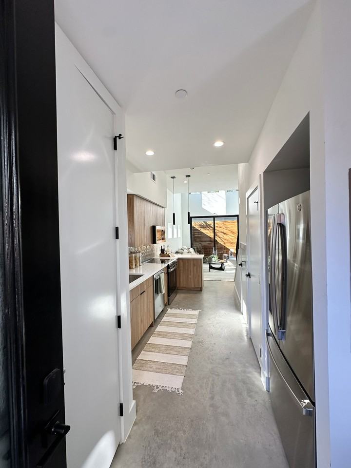 2702 N Carroll Ave - Photo 3 of 8