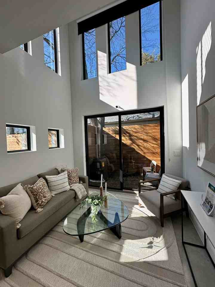 2702 N Carroll Ave - Photo 5 of 8