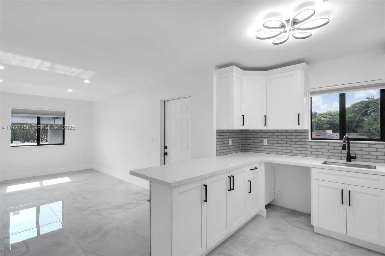 1411 Nw 40th St - Photo 4 of 8