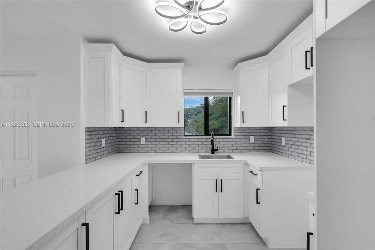 1411 Nw 40th St - Photo 5 of 8