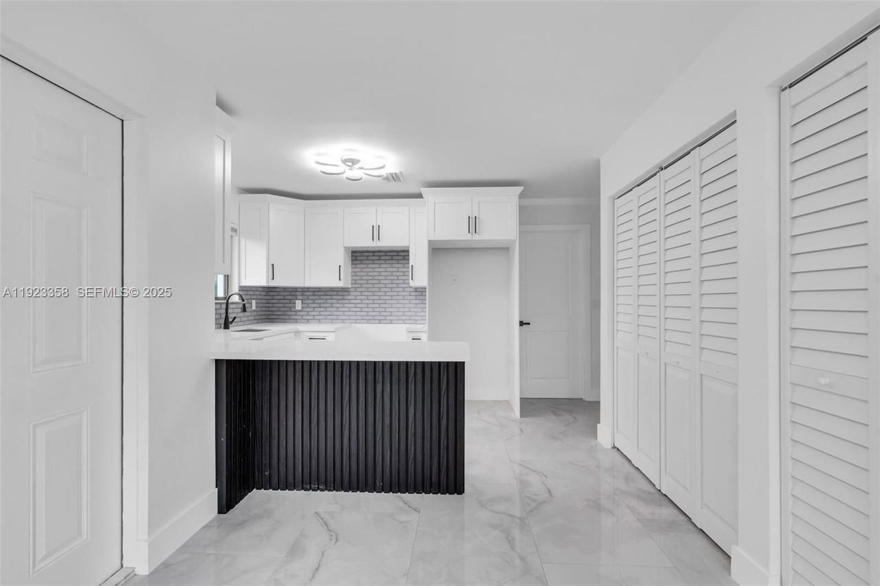 1411 Nw 40th St - Photo 6 of 8