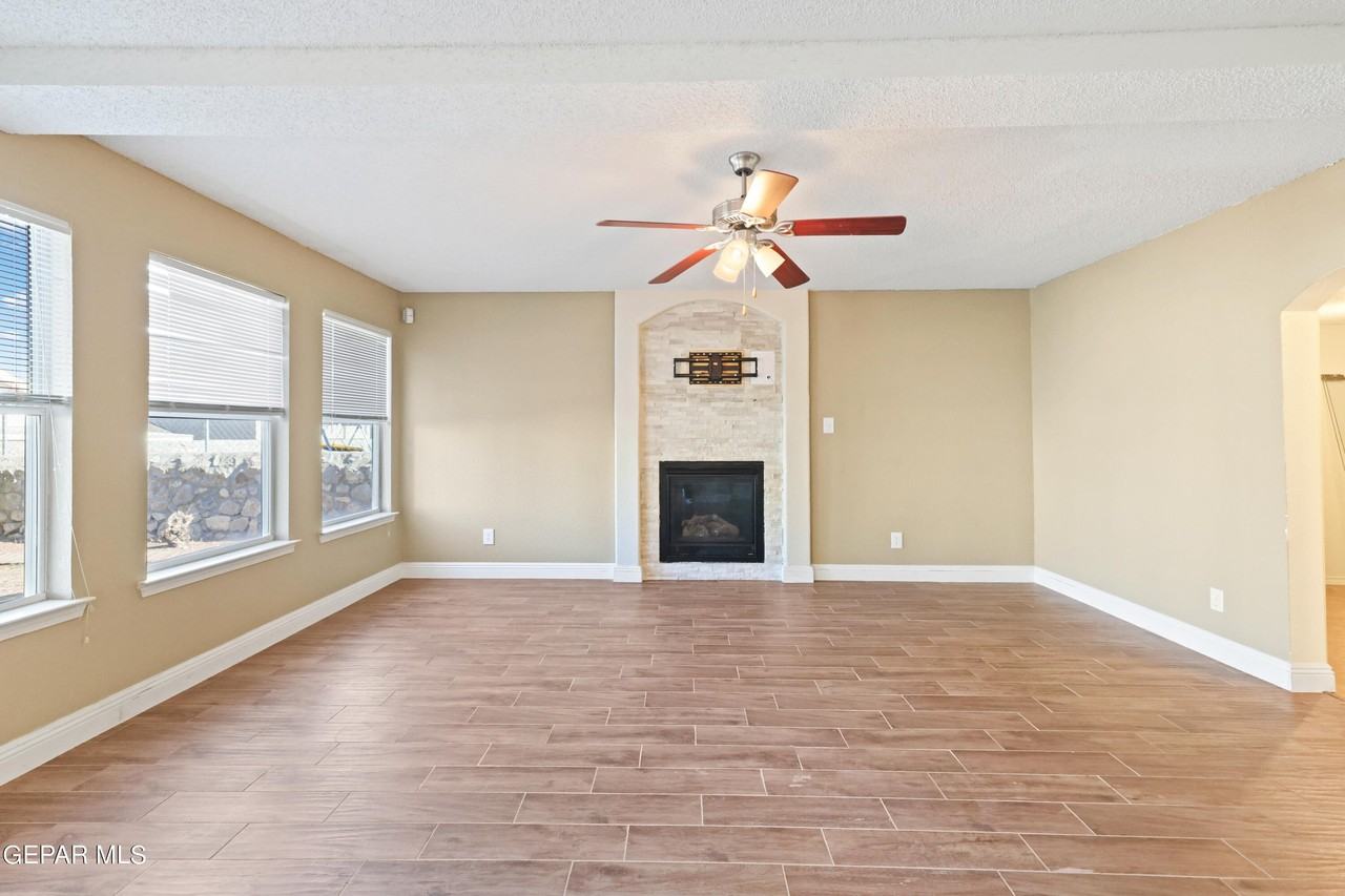 11236 Northview Dr - Photo 6 of 39