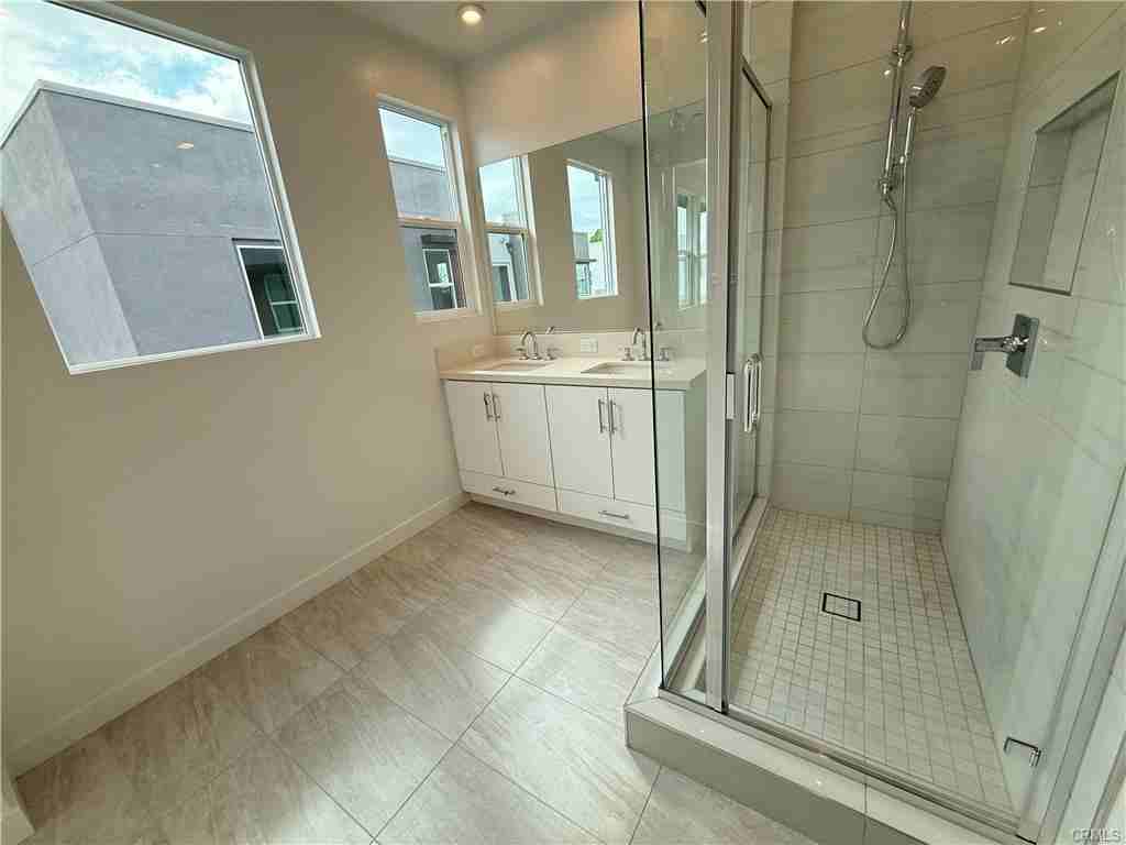 693 S Lyon St - Photo 2 of 8