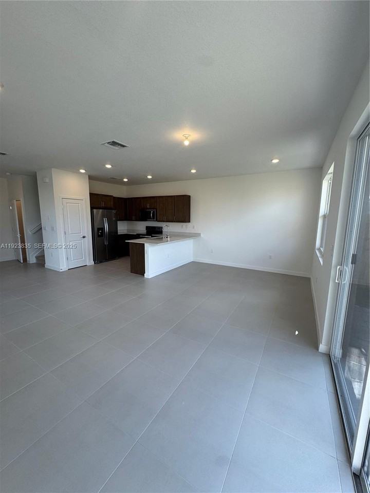 196 Ne 13th Ave - Photo 2 of 8