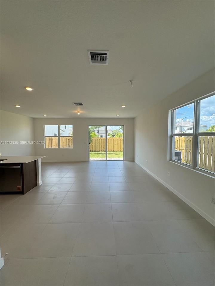 196 Ne 13th Ave - Photo 3 of 8