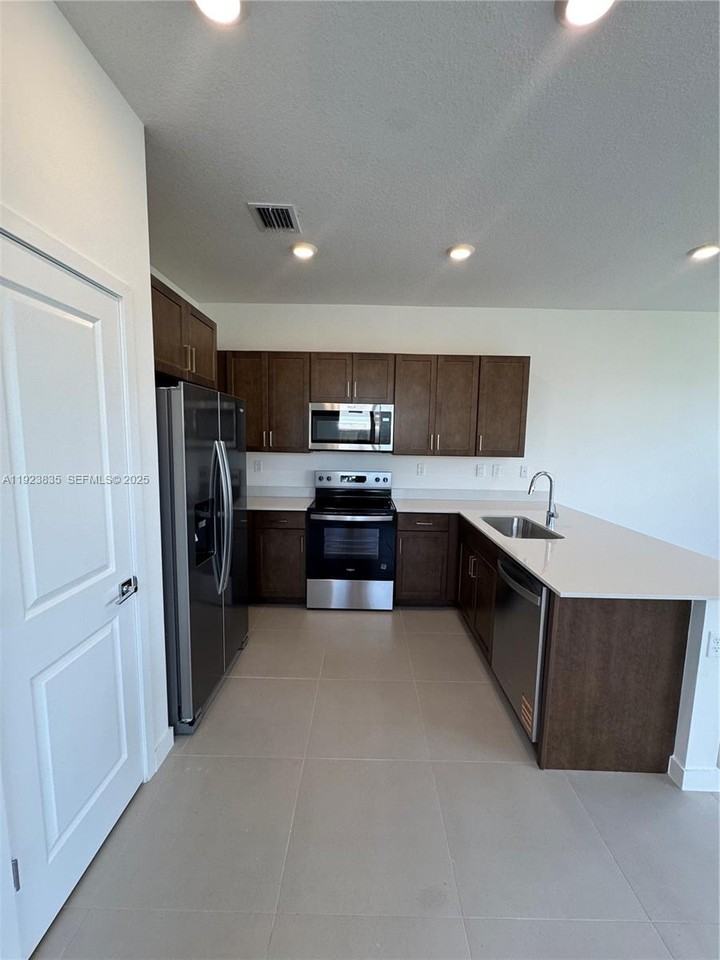 196 Ne 13th Ave - Photo 4 of 8