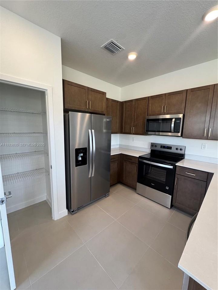 196 Ne 13th Ave - Photo 5 of 8