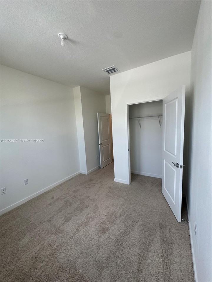 196 Ne 13th Ave - Photo 6 of 8