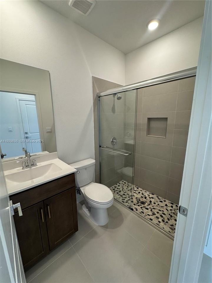 196 Ne 13th Ave - Photo 7 of 8