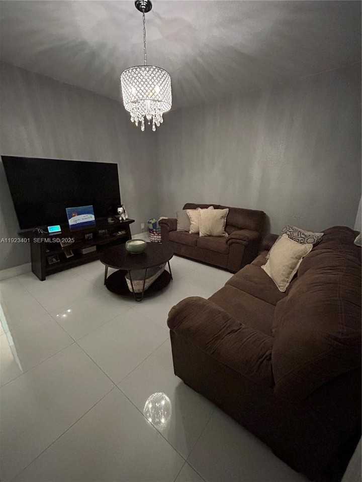 4110 Ne 24th St - Photo 4 of 8