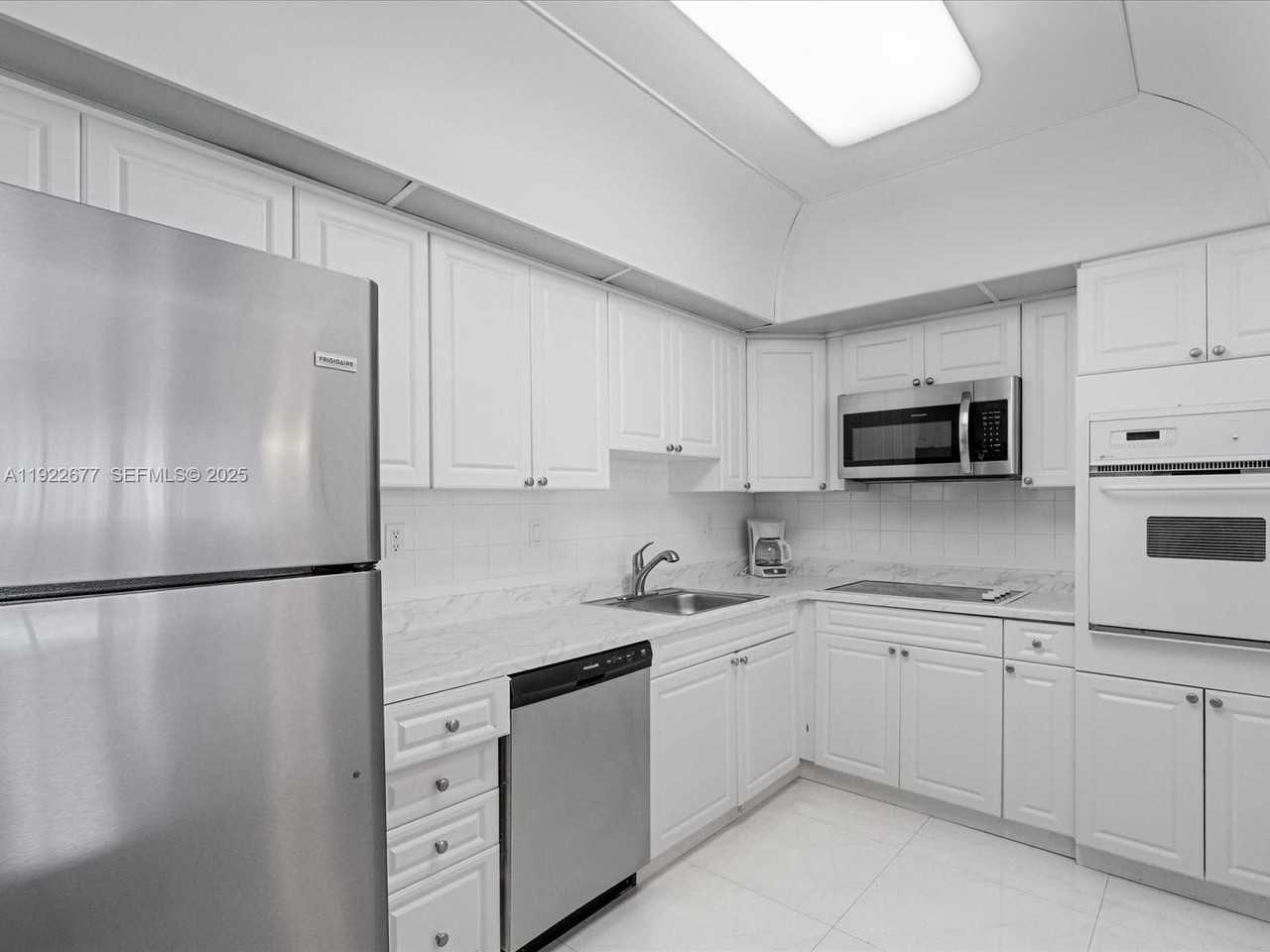 19370 Collins Avenue #625 - Photo 6 of 8