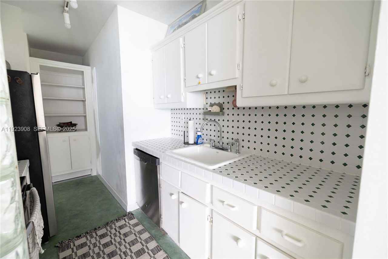 100 Lincoln Rd #1515 - Photo 7 of 8