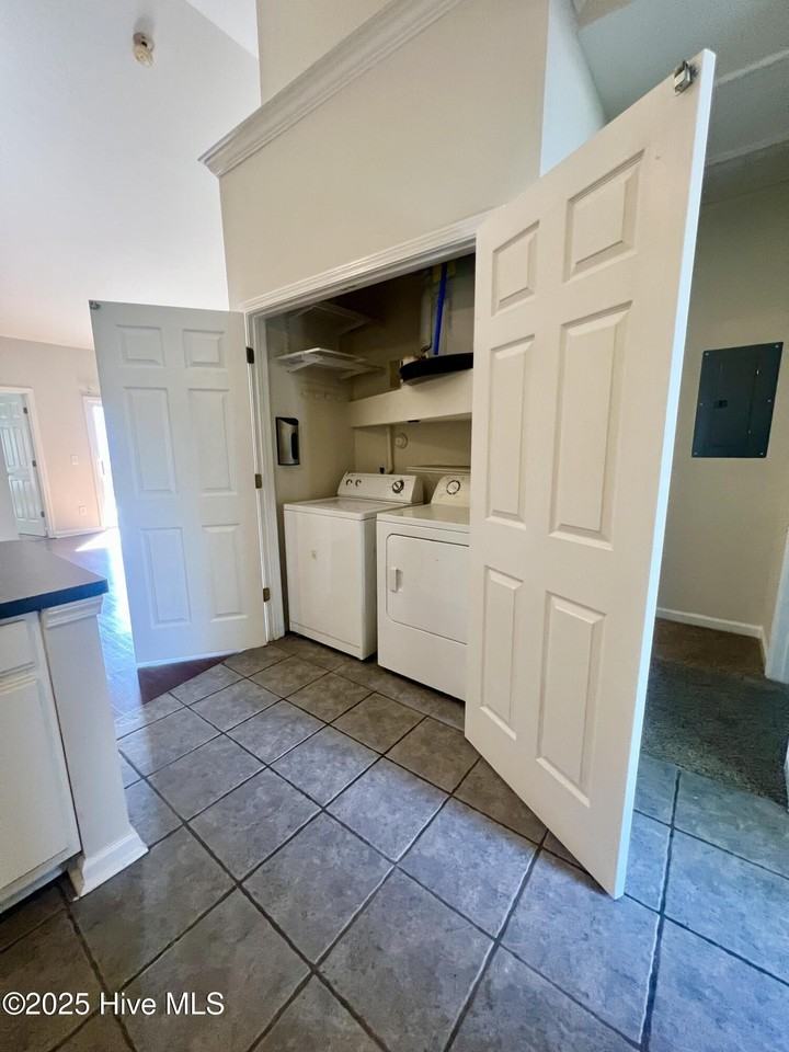 248 Hibiscus Way - Photo 4 of 12