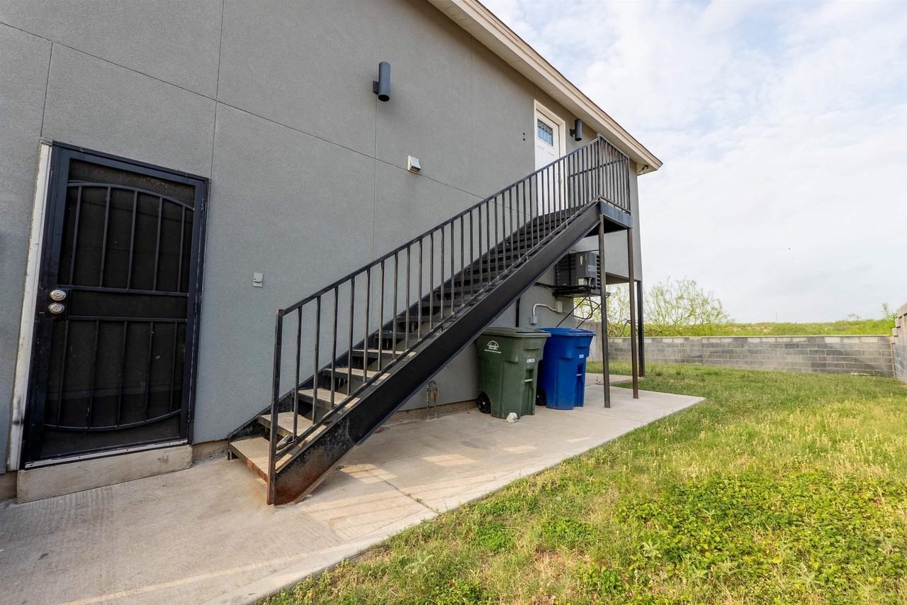 214 Allen Dr - Photo 3 of 22