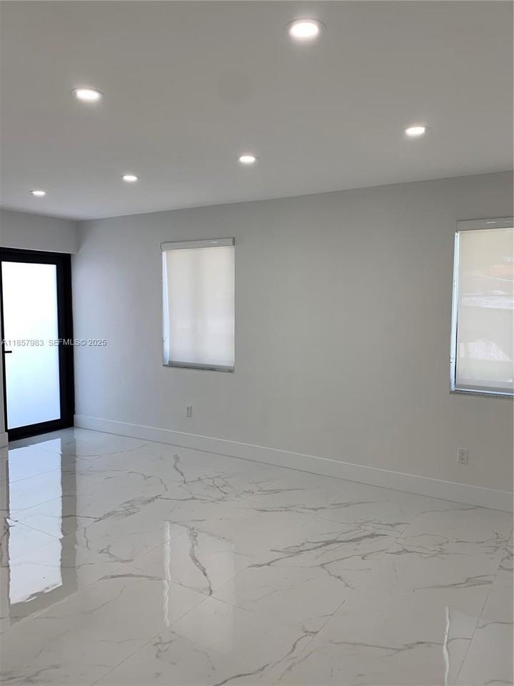 3262 Sw 23rd Ter #0 - Photo 3 of 14