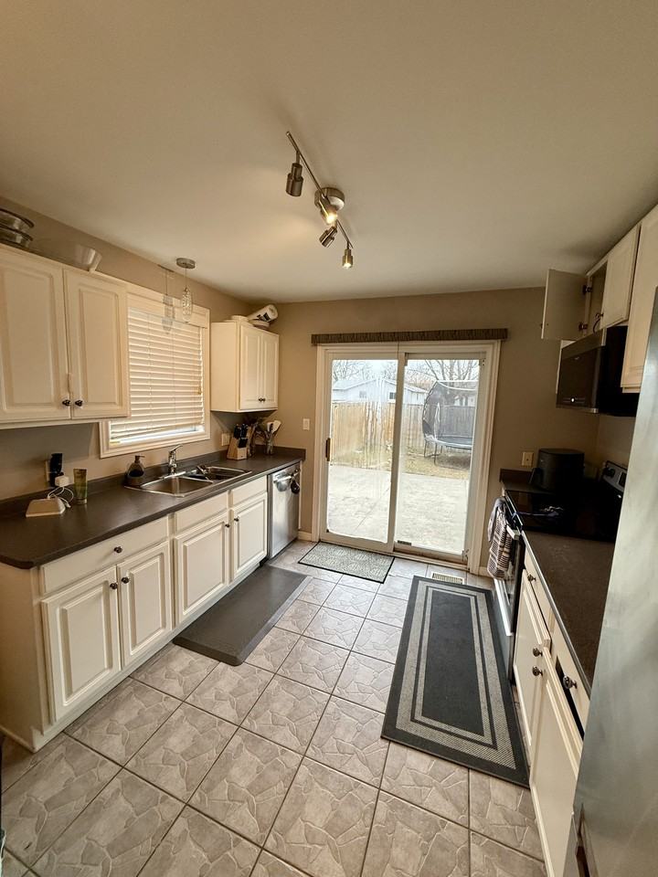 3572 Caribou Cres #1 - Photo 6 of 25