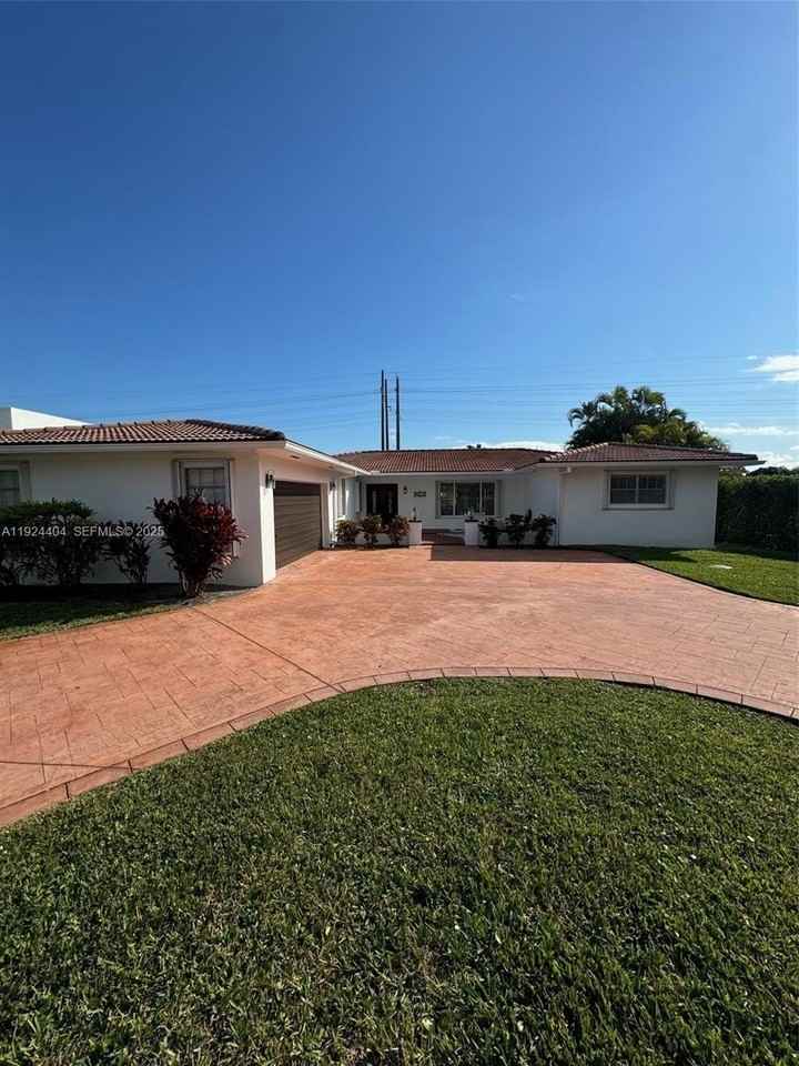 2911 Sw 98th Ave #0 - Photo 3 of 16