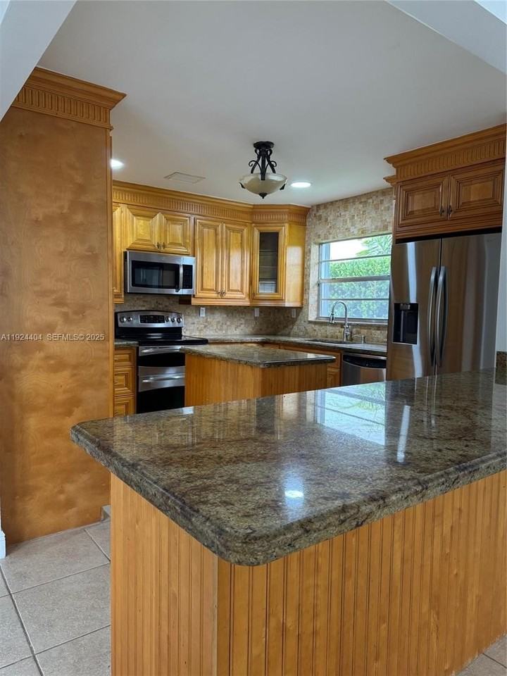 2911 Sw 98th Ave #0 - Photo 5 of 16