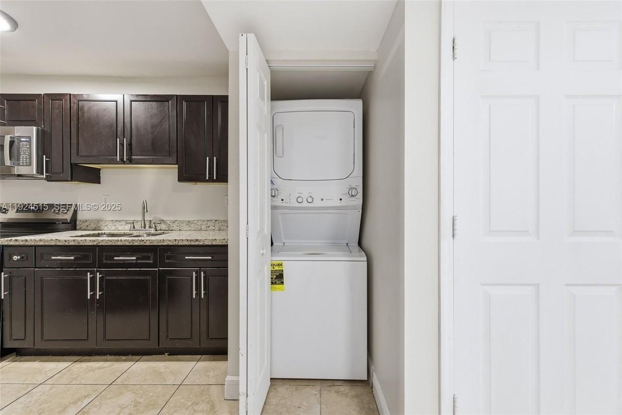 1977 Nw 5th Pl #408 - Photo 3 of 25