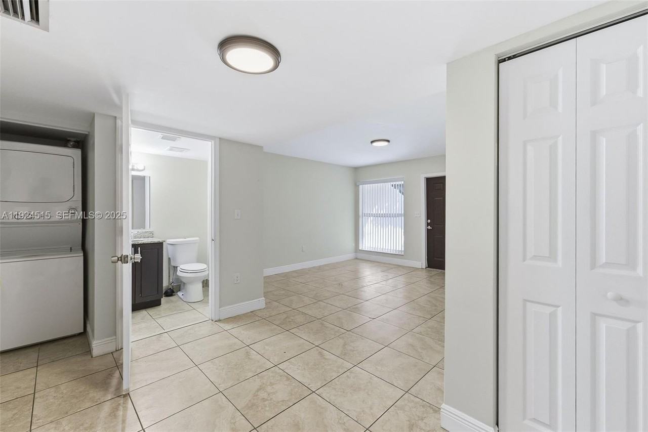 1977 Nw 5th Pl #408 - Photo 4 of 25