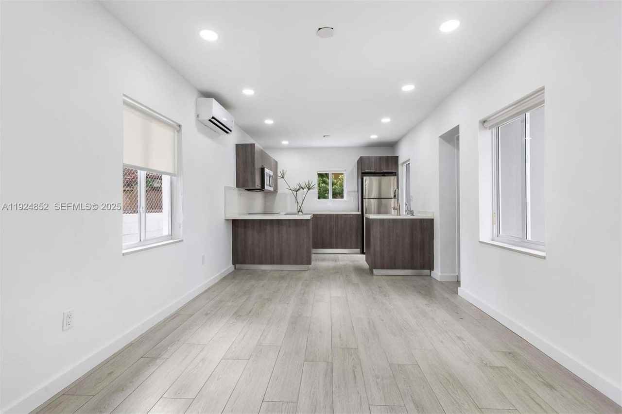 623 Ne 61st St #5 - Photo 3 of 12