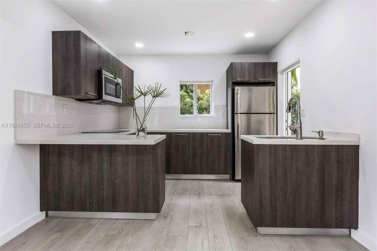 623 Ne 61st St #5 - Photo 5 of 12