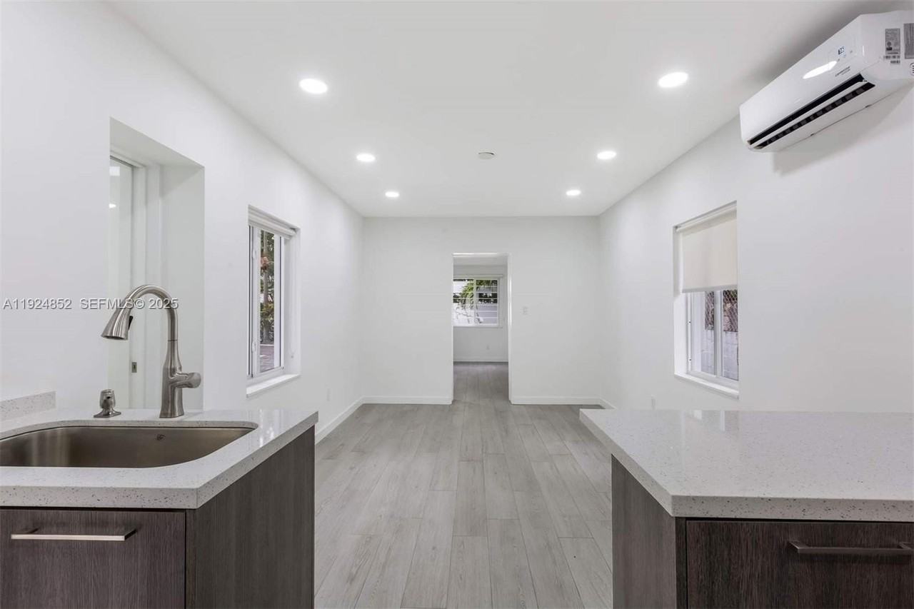 623 Ne 61st St #5 - Photo 6 of 12