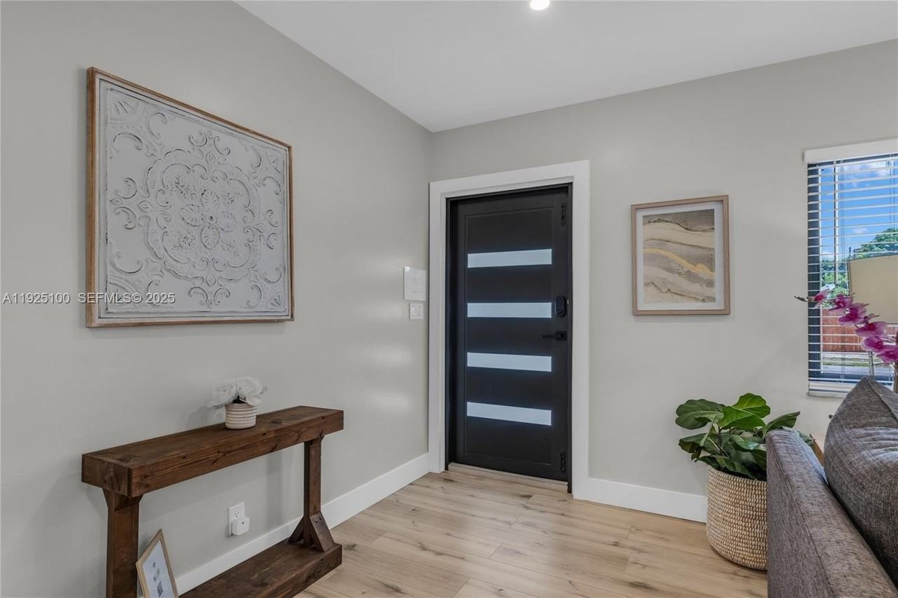 1204 Ne 7th St - Photo 3 of 43