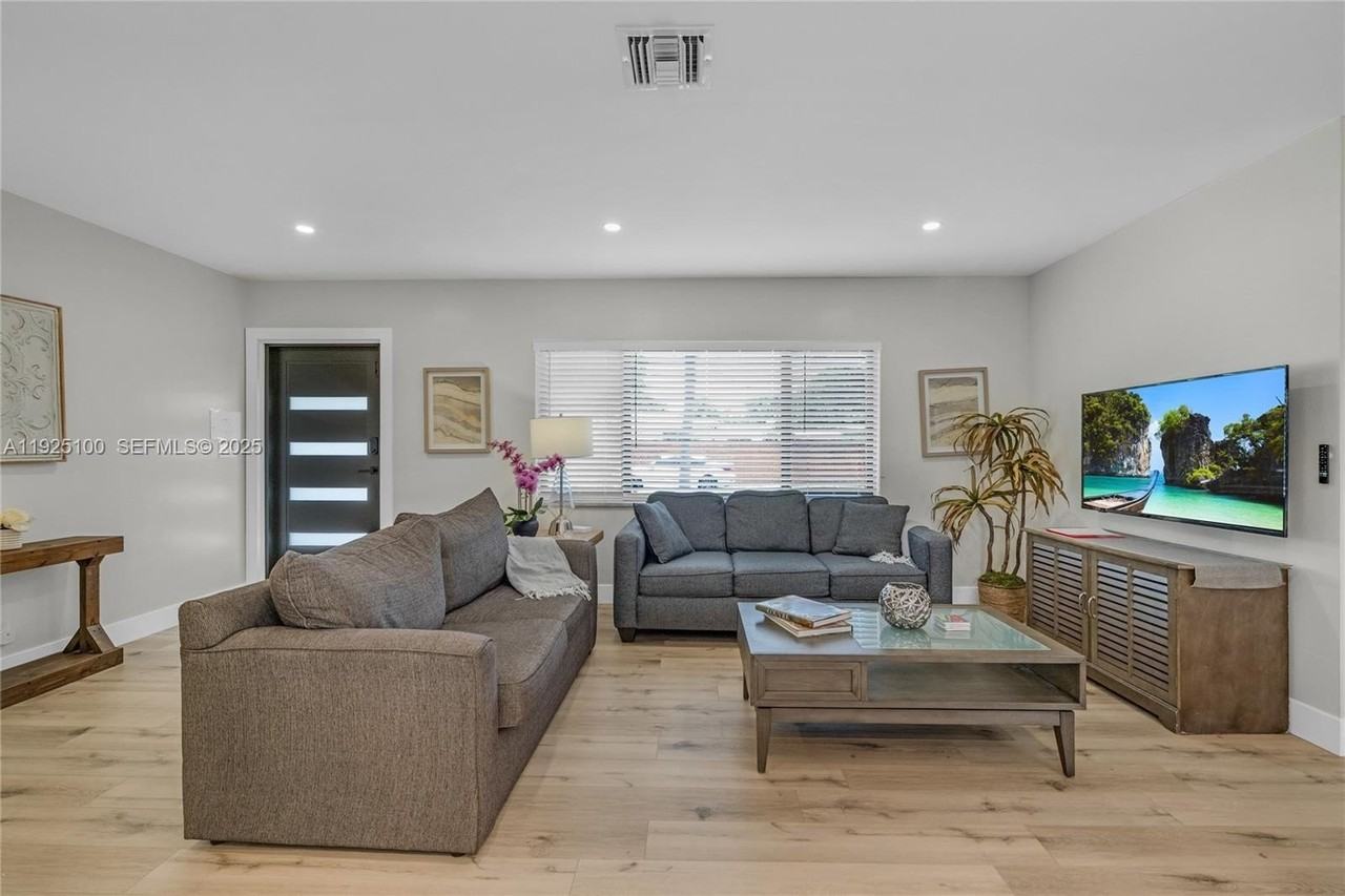 1204 Ne 7th St - Photo 4 of 43