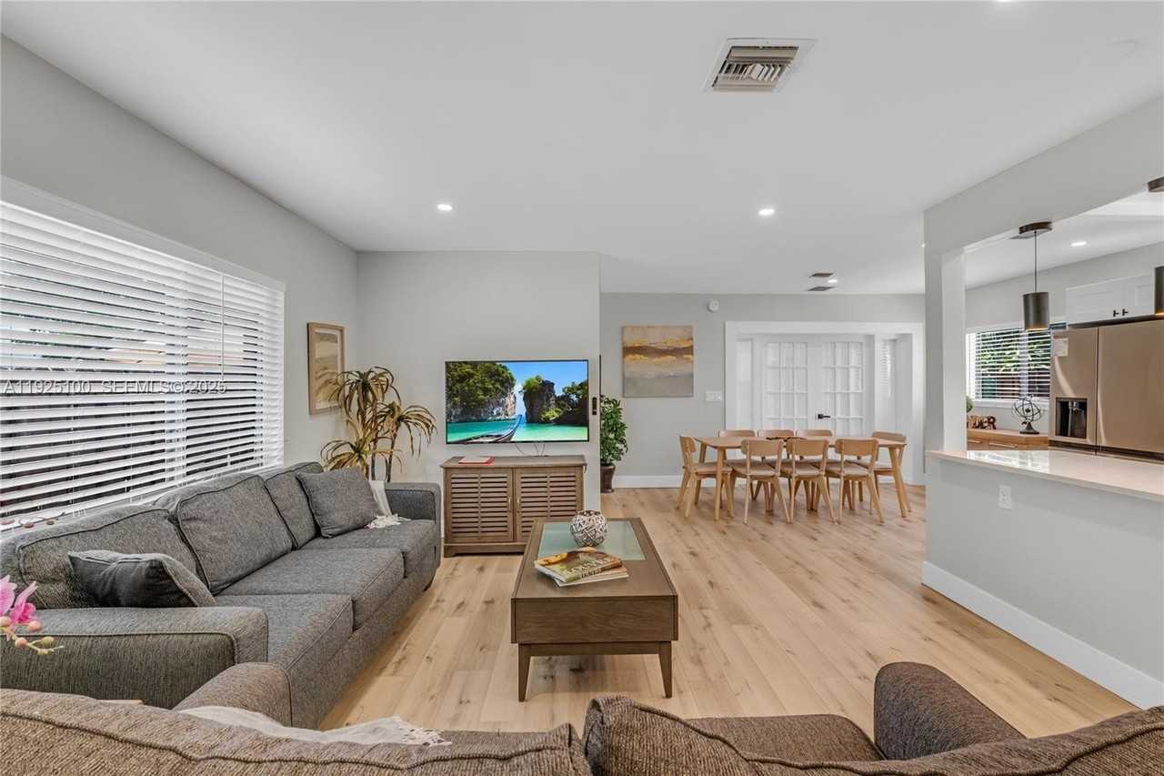 1204 Ne 7th St - Photo 5 of 43