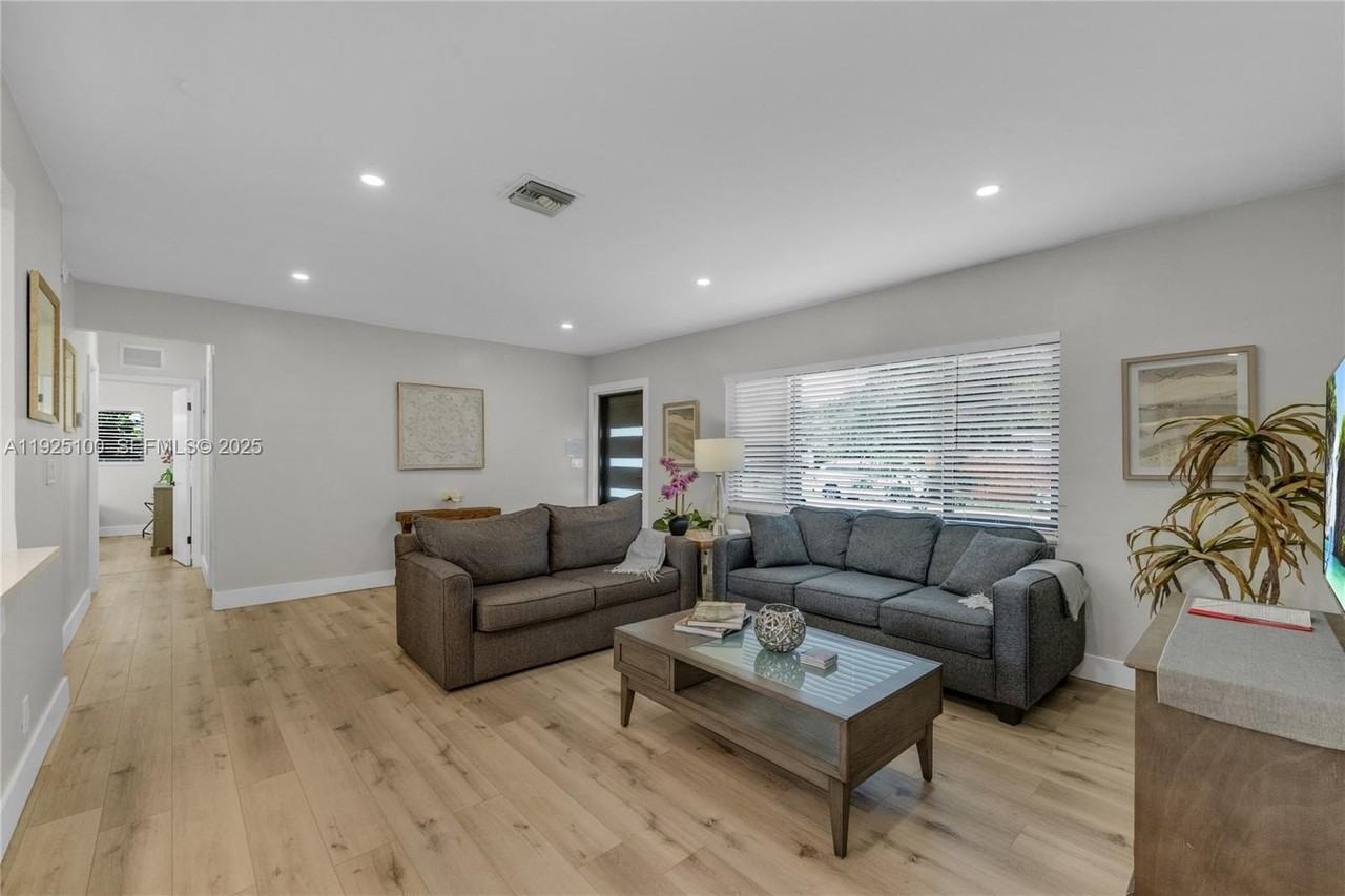 1204 Ne 7th St - Photo 6 of 43