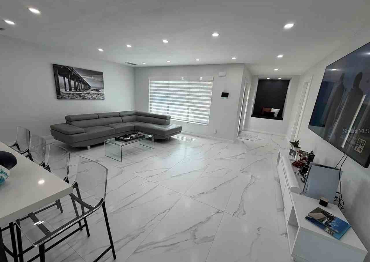 1359 40th Ave Ne - Photo 3 of 19