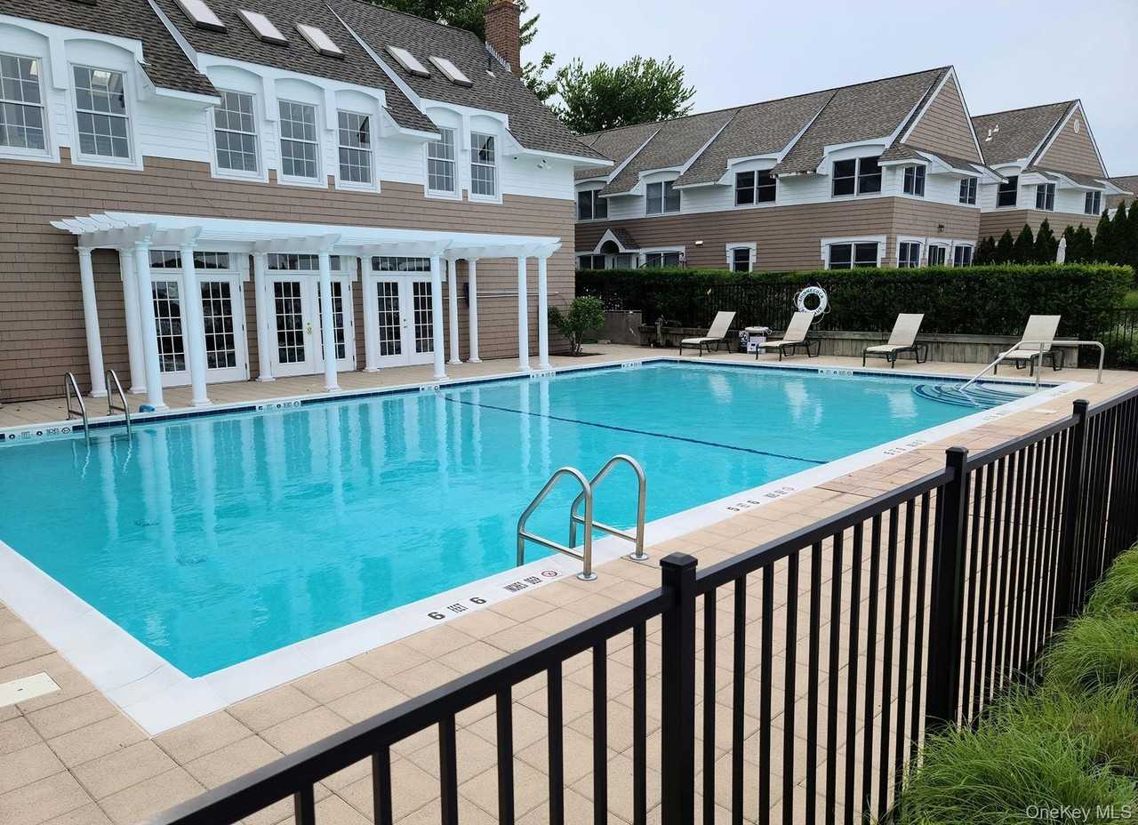 62 Canoe Place Rd Apt 627 #627 - Photo 5 of 27