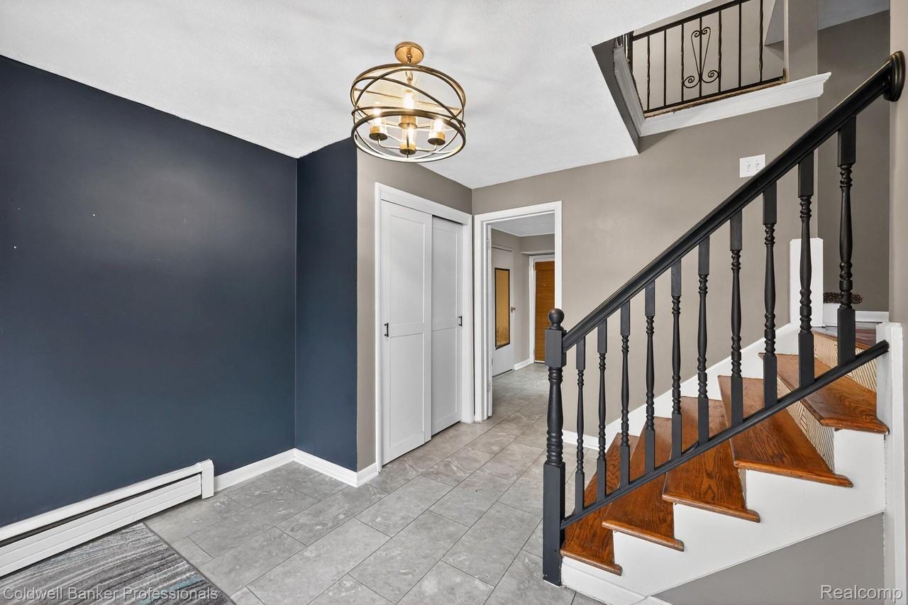 4448 Greenwood Drive - Photo 4 of 42