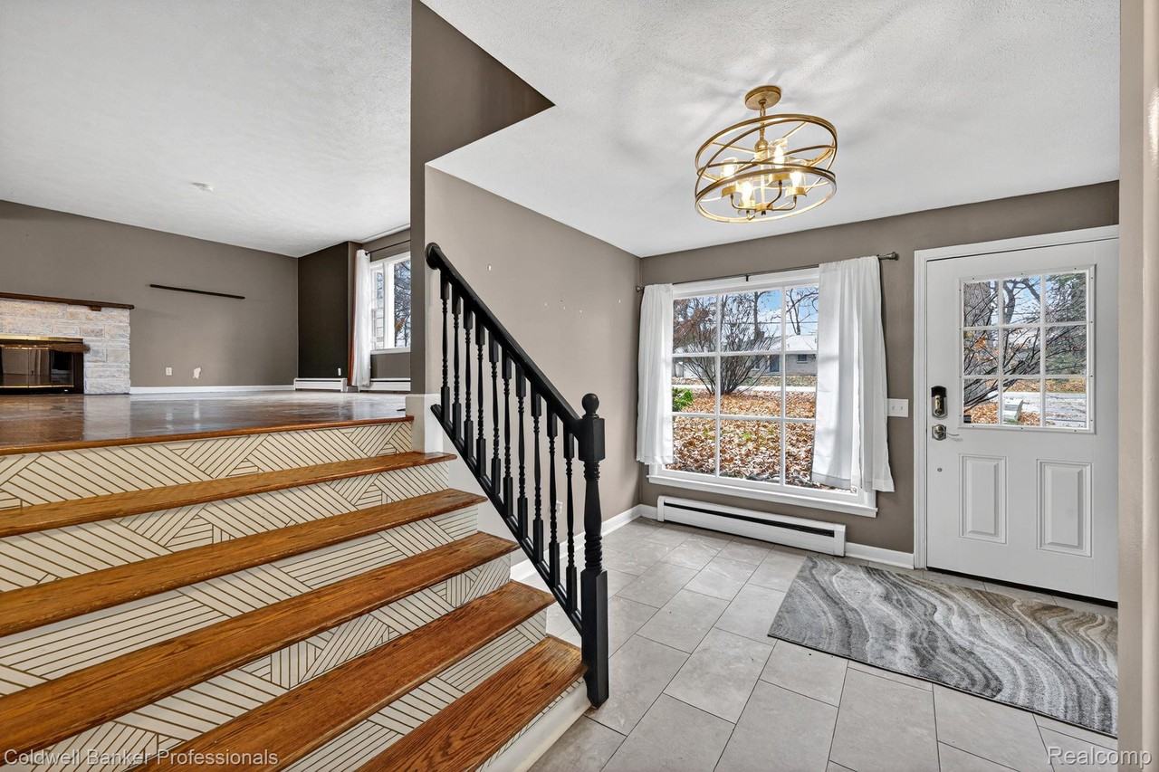 4448 Greenwood Drive - Photo 5 of 42