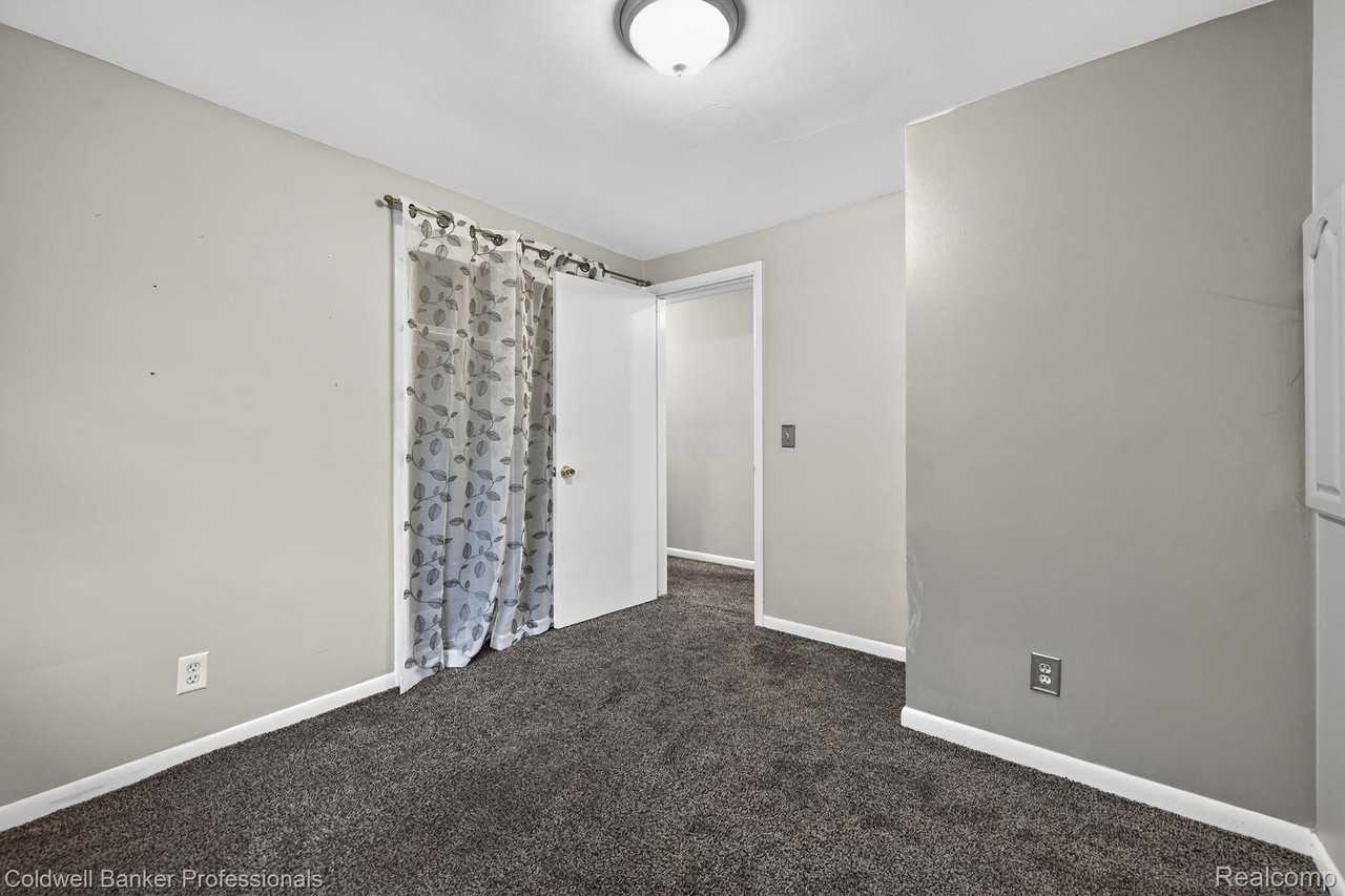 4448 Greenwood Drive - Photo 7 of 42