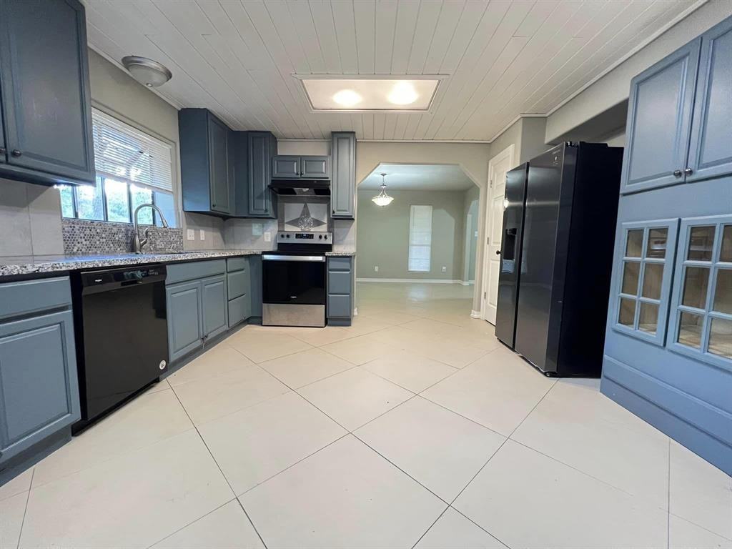 123 Pinehurst Drive - Photo 5 of 23