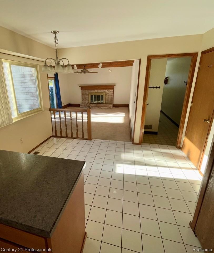 726 Baker Street - Photo 6 of 23