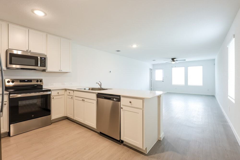 528 Roquefort St - Photo 7 of 16