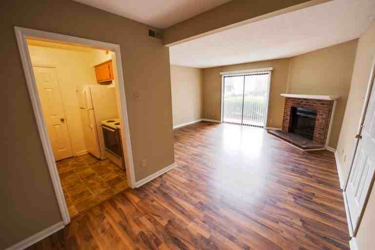 1937 Sharon Rd W - Photo 6 of 11