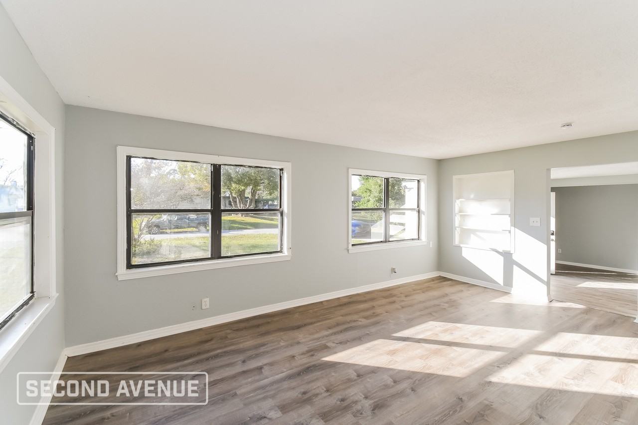 7333 Roslyn Rd - Photo 3 of 25