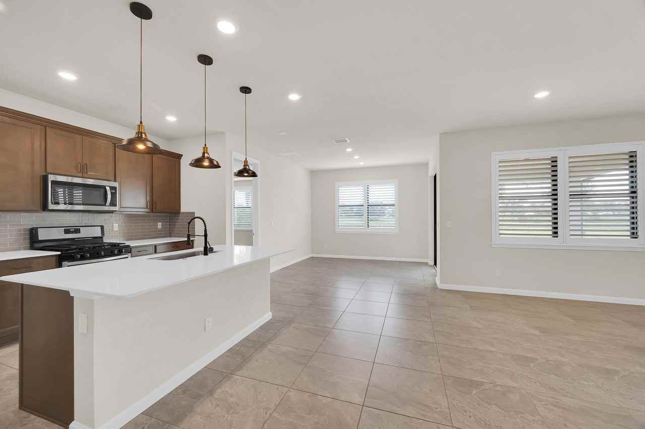 680 Se Villandry Way - Photo 2 of 38