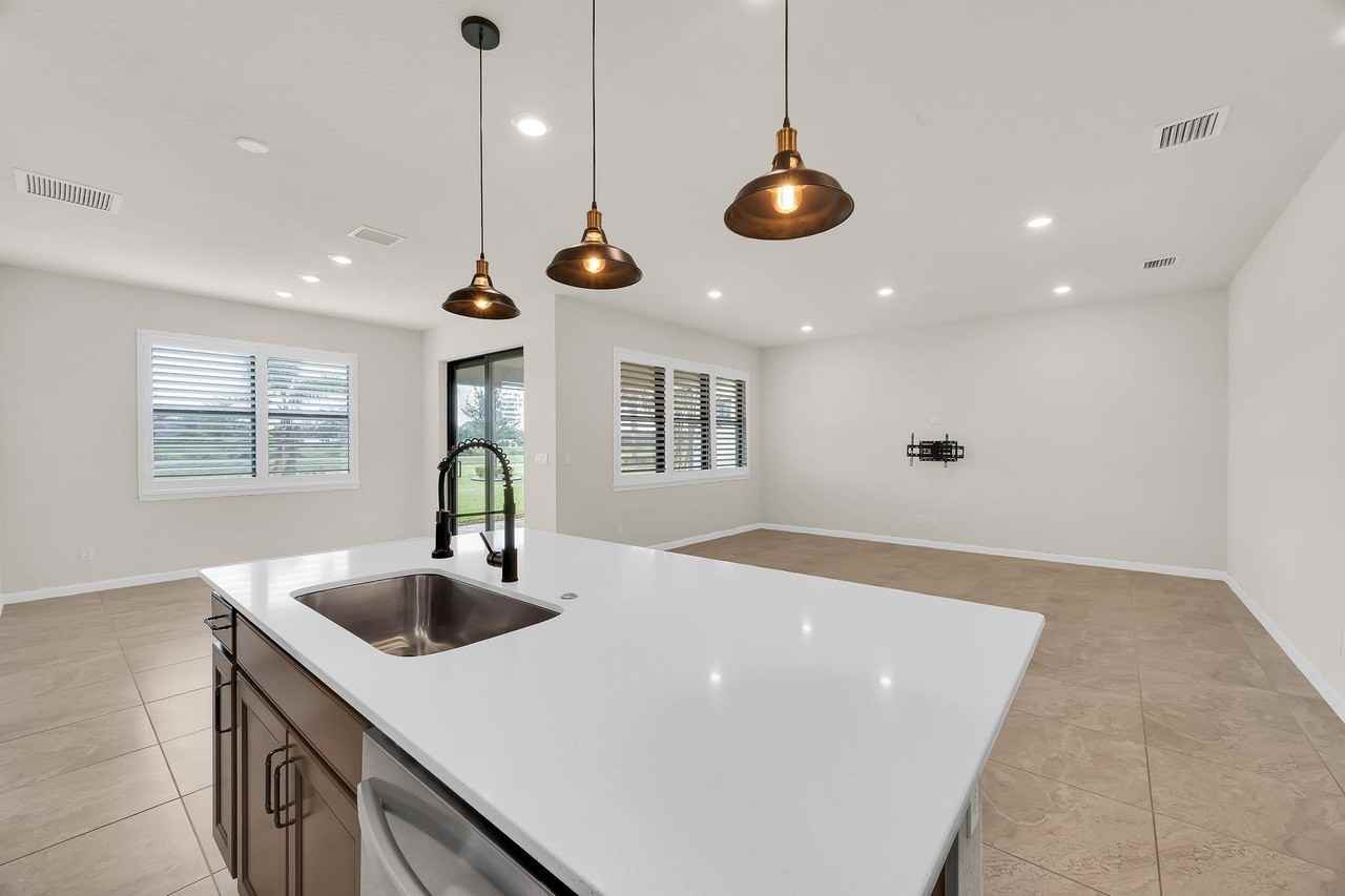 680 Se Villandry Way - Photo 6 of 38