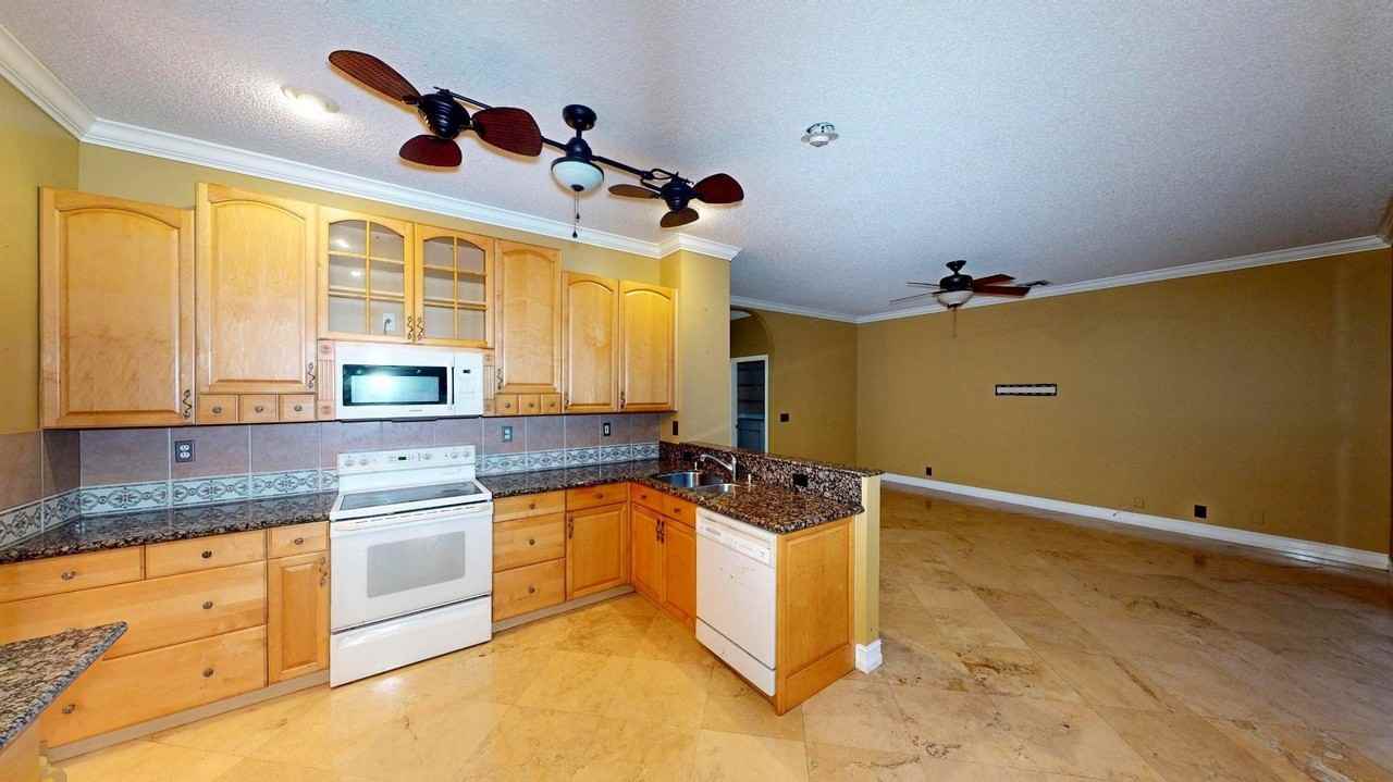 1801 Nw 49th Ave - Photo 5 of 23