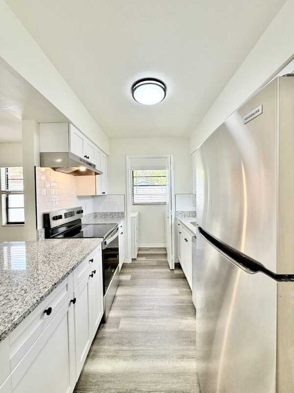 5212 Peach Ave - Photo 7 of 44