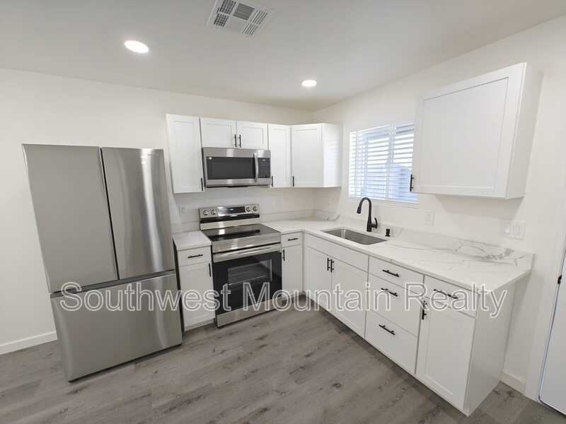 7412 N 62nd Ave - Photo 3 of 20